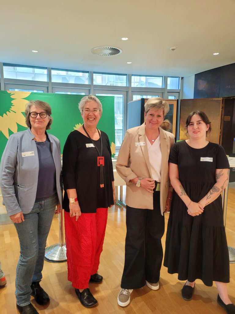 Beim-Fachtag-trafen-sich-Norika-Creuzmann-Birigt-Reiche-Nadine-Somer-und-Ilayda-Bostancieri-v_l