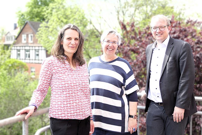 Pfarrerin Anne Heckel, Pfarrerin Birgit Reiche und Pfarrer Martin Engels (v.l.) hatten einen lebhaften Austausch über die aktuelle Arbeit der Evangelischen Frauenhilfe in Westfalen.