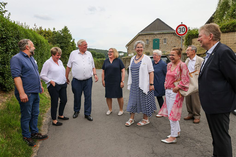 Beim Rundgang mit Landwirt Tobias Weishaupt (v.l.) konnten Nadine Somer, Minister Laumann, Kerstin Stich, Birgit Reiche, Barbara Lützenbürger, Sabine Kelm-Schmidt, Werner Günther und Frank Hasenberg kurzzeitig anderes in den Fokus ihres Gespräches stellen.