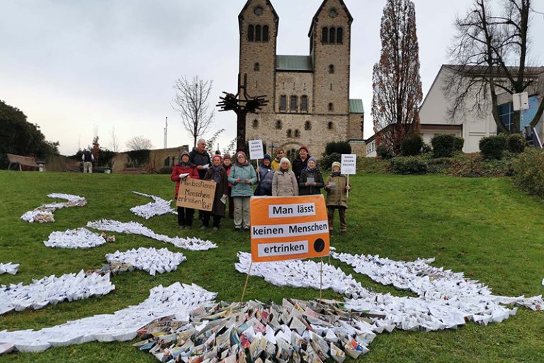 Trauer und Solidarität: 2.526 Papierboote als Gedenken (Dezember 2024)