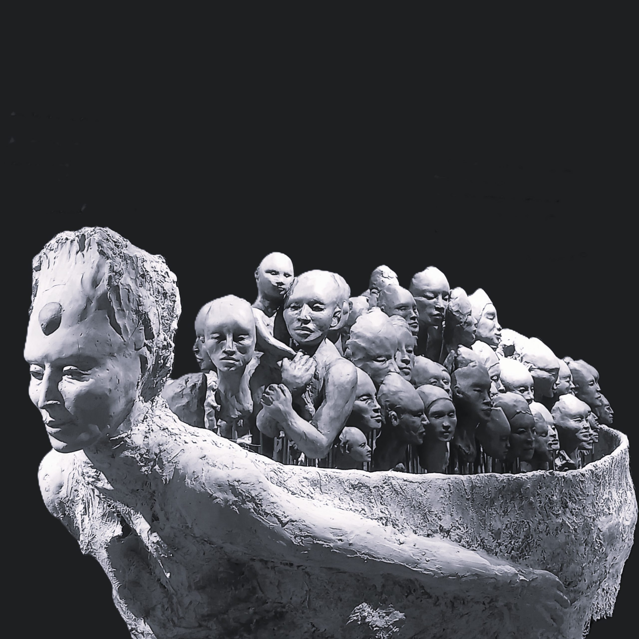 Das Terrakotta-Motiv „El viaje“ von Maria Ballester zeigt eine große Figur, die zahlreiche kleine menschliche Köpfe und Körper wie in einem Boot trägt.